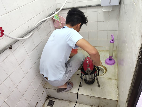 上饶管道堵塞冒臭气 专业师傅现场解决问题