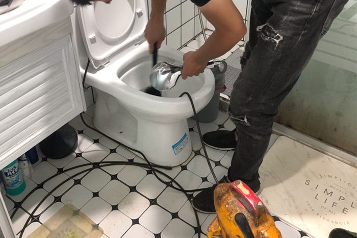 上饶马桶堵塞自己疏通还是找师傅?专业上门服务让你省时更省心